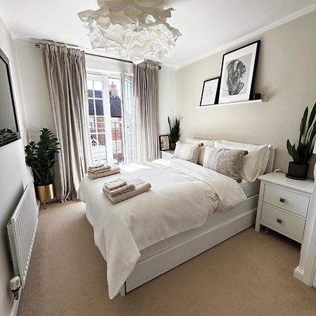 Delux Room With Private Parking, Sleeps 2, Perfect For Cotswold Getaway, Easy A419 Access Blunsdon Esterno foto