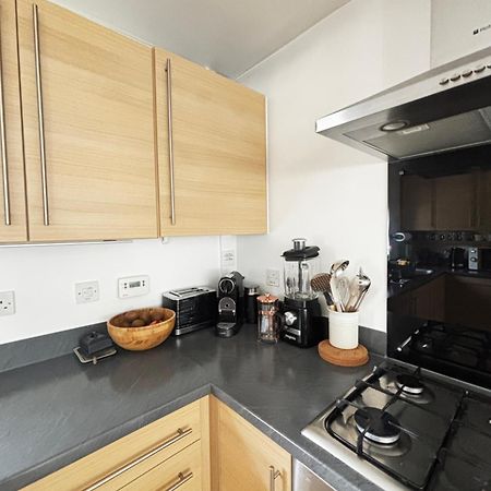 Delux Room With Private Parking, Sleeps 2, Perfect For Cotswold Getaway, Easy A419 Access Blunsdon Esterno foto