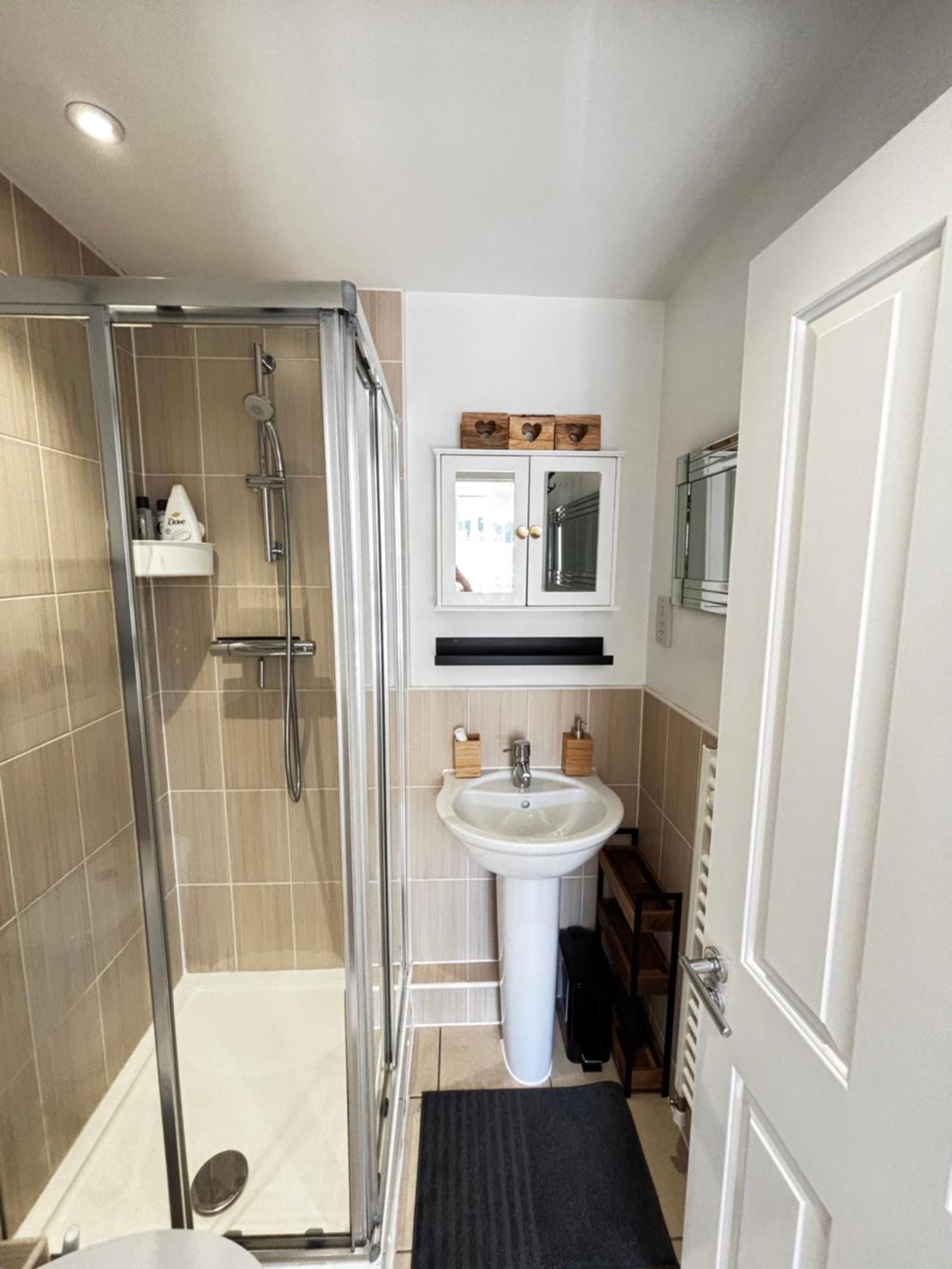 Delux Room With Private Parking, Sleeps 2, Perfect For Cotswold Getaway, Easy A419 Access Blunsdon Esterno foto