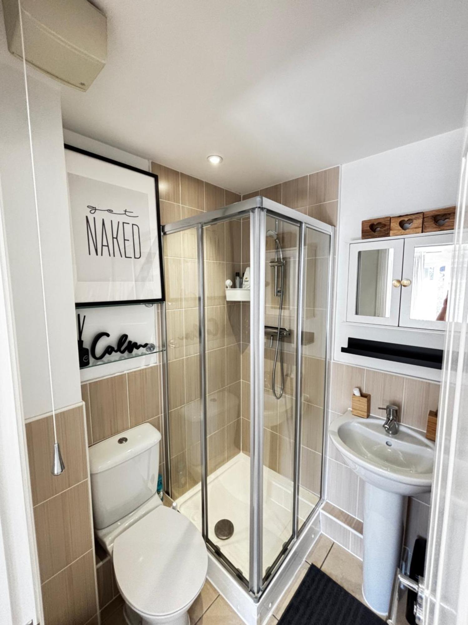 Delux Room With Private Parking, Sleeps 2, Perfect For Cotswold Getaway, Easy A419 Access Blunsdon Esterno foto